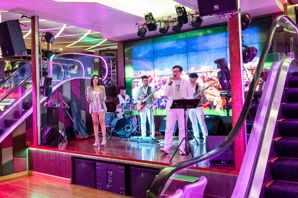 Full live band show on the Wonderful Pearl Wonderful Pearl dinner cruise