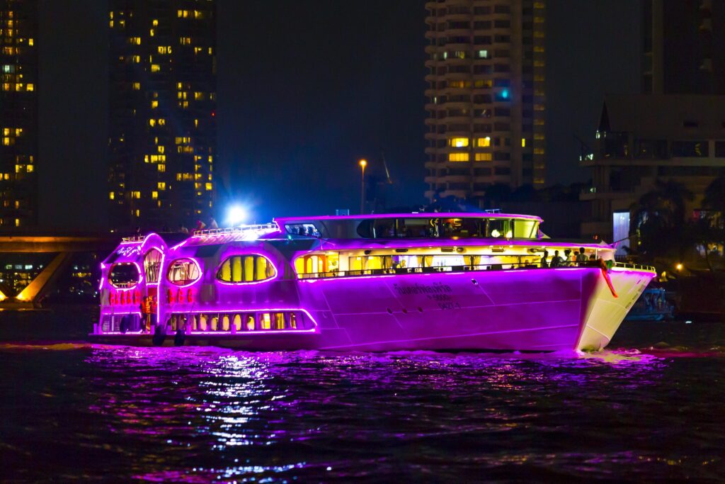 Wonderful Pearl cruising through the river at night